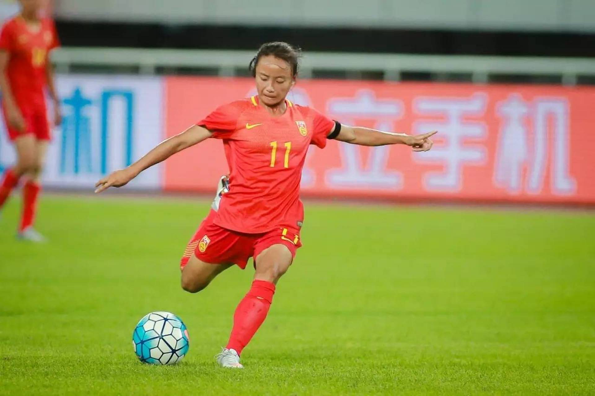 关于一位女足球员在比赛中受伤，不得不退赛的信息
